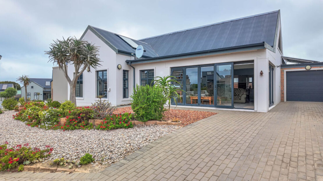 https://www.privateproperty.co.za/for-sale/western-cape/garden-route/mossel-bay/hartenbos/T5393129